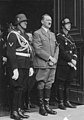 Adolf Hitler vor der Reichskanzlei an seinem Geburtstag 1937. Links: SS-Obergruppenführer Sepp Dietrich; rechts: SS-Reichsfüherr Heinrich Himmler