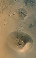 火星全球探勘者号上的火星轨道摄影机拍摄下方的刻拉尼俄斯丘和上方的乌拉纽斯火山丘。刻拉尼俄斯火山丘的高度相当于圣母峰。