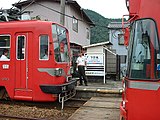 列车交换时的样子。Mo870形（日语：名鉄モ870形電車）（前方）与Mo880形（日语：名鉄モ880形電車）（2004年7月）
