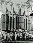 孙运璿与当时负责修复台湾电力的工专学生合影，右四穿西装者为孙运璿