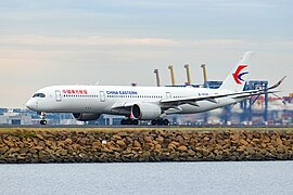 东航空中客车A350-900正在于悉尼机场滑行
