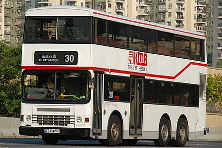 使用黑底白字胶牌的香港九巴丹尼士巨龙巴士