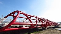 以第一代桥残迹重建的“捕蟹笼”型自行车钢桥。