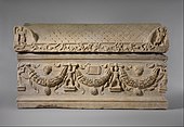 带花彩的石棺；公元200年–225年；大理石，134.6 x 223.5公分；大都会艺术博物馆