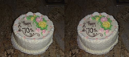 Closeup stereo of a cake. Taken by backing off several feet and then zooming in.