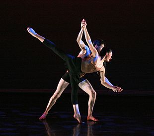 舞伴舞（英语：Dance partnering），男舞者协助女舞者独脚站立（英语：arabesque (ballet position)）