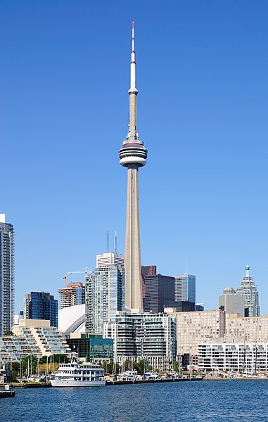 图为CN电视塔和多伦多港，摄于加拿大多伦多市中心机场。