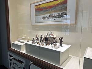 絲綢之路陶瓷科技藝術館展出的瓷板畫和陶泥彩塑展品