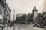 1930年代的中山路湖北路路口（沿中山路向北视角），水师饭店旧址时为日本居留民团，后方的亚当斯大厦已建成