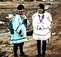 加拿大努纳武特的两个因纽特妇女，拍摄于1995年6月15日。
