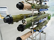 130毫米R-2（最上）和152毫米（最下）R-2M导弹