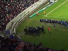 Police devant Boulogne PSG 2-0 Galatasaray, Parc des Princes, 13 Mar 2001, Paris.