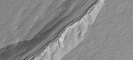 CHiWish计划下高分辨率成像科学设备拍摄的冲沟群特写显示了多边形状的地面，多边形通常形成于冻结的含冰地面，注：这是前一幅图像的放大版。