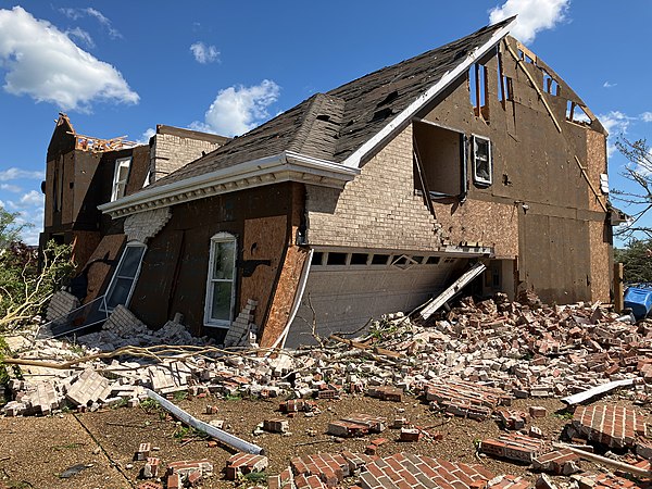 2023年4月30日，弗吉尼亚州弗吉尼亚海滩的一栋房屋被强烈的EF3级龙卷风摧毁。