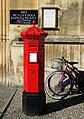位于剑桥大学国王学院的维多利亚时代六角柱体形邮筒