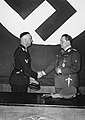 1934年戈林将控制权移交至希姆莱，图为两人握手