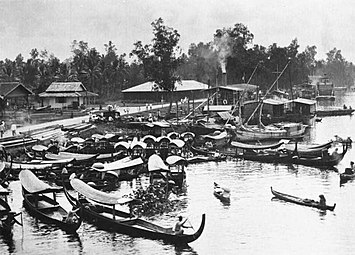 Jukung tambangan and a paddle steamer on the riverside