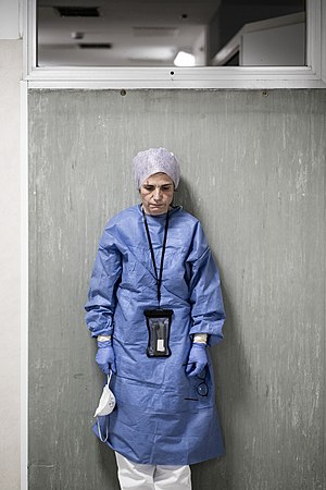 图为于2019冠状病毒病疫情期间，任职于意大利佩萨罗圣萨尔瓦多医院的一名急救外科医师玛格丽塔·兰贝蒂尼，当时她的轮班结束，正为下班之时。摄于2020年3月19日。