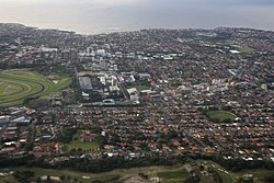 向東俯瞰蘭域的鳥瞰圖：庫吉 (上)、新南威爾士大學 (中) 、蘭域馬場 (左)