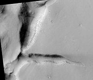 高分辨率成像科学设备显示的伯纳德陨击坑坑底上的大型裂纹。
