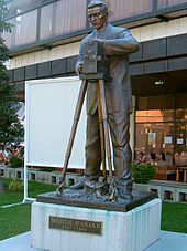 Statue of Milton Manaki