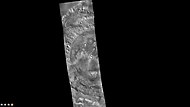 火星勘测轨道飞行器背景相机拍摄的卢瑟福陨击坑西侧边缘，可看到浅色沉积物。