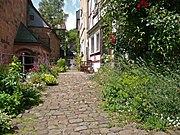 德国马尔堡的一个口袋公园有一条鹅卵石步行道、花坛和一个休息区。
