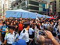 警员包围集会人士，防止反占中人士冲击