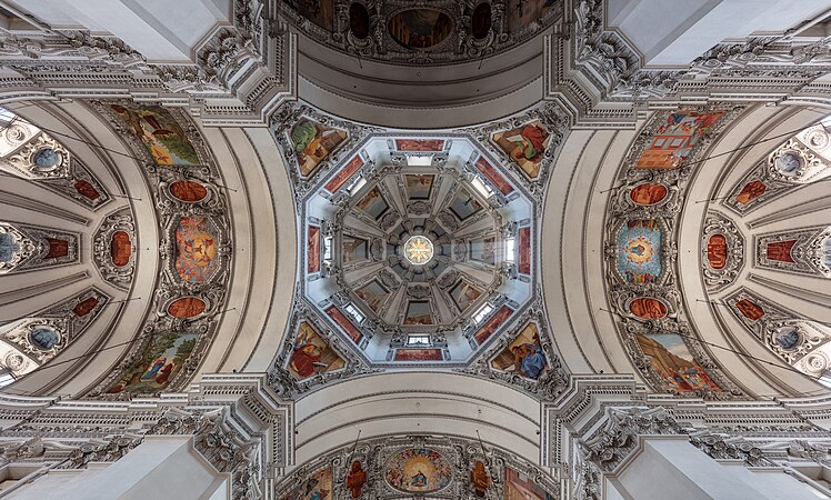 图为奥地利萨尔茨堡主教座堂的中央圆顶。圆顶于公元774年建成并于1181年因火灾重建，但现在的巴洛克风格外观是由17世纪的沃尔夫·迪特里希·冯·雷特瑙采邑主教主导的。