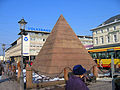 市集广场的小金字塔