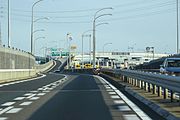 名古屋西系统交流道附近。未来会将正面的护栏撤除，变化成往飞岛系统交流道方向前进的构造。