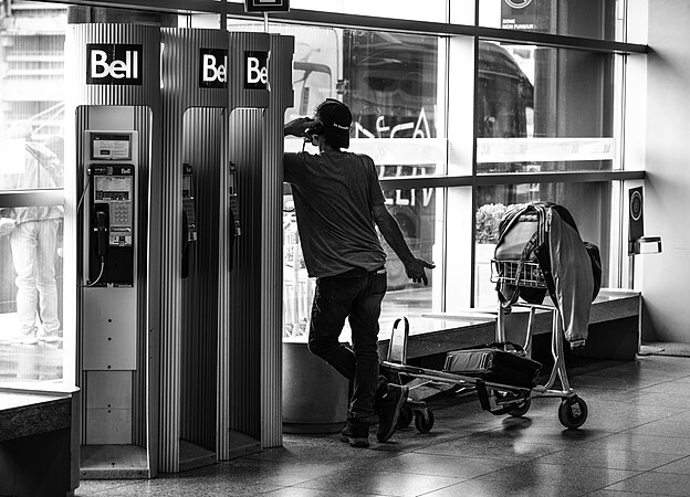 图为在蒙特利尔皮埃尔·埃利奥特·特鲁多国际机场讲电话的男人。