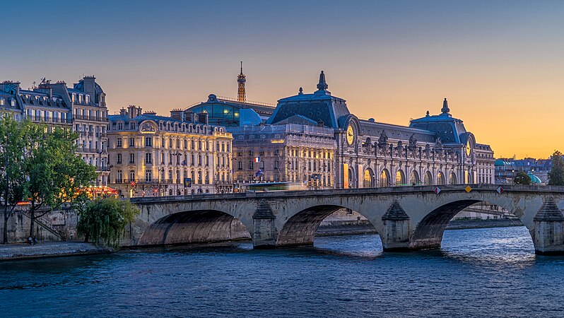 圖為黃昏時分法國巴黎的皇家橋和奧賽博物館。