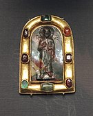 浮雕宝石；10-11世纪； 碧玉，铁铝榴石，祖母绿和绿玉髓；来自君士坦丁堡；莫斯科克里姆林博物馆（英语：Moscow Kremlin Museums）（俄罗斯）