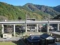 从八木山绕道观看车站全景(2011年)。