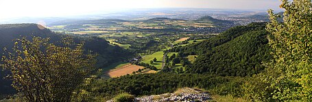 View from the Wackerstein (825.9m) south of Reutlingen with Zeugenbergen inliers and outliers: on the left: Scheibenbergle, in the middle: Gaisbühl and Georgenberg (Reutlingen), on the right: Pfullingen in the north and Reutlingen with the Scheibengipfel and the Achalm