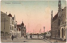 約1910年的中山路南段，自中山路湖北路路口南側向南視角，右側近處為青島印書局，左側為邁爾商業樓、瓦格納時裝店及今中山路17號