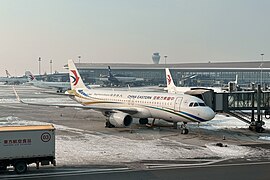 披有"大美青海"涂装的东航空中客车A320-200型客机
