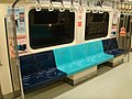 台北捷运车厢内以深蓝色作为区分爱心专座