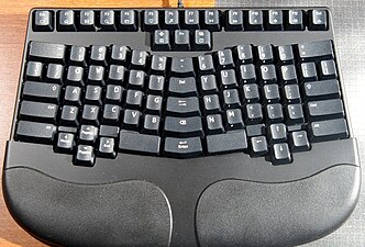 “真·人体工学键盘”，结合了错行（staggered column）和直列的定分体设计