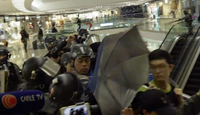 警员清场时破坏商场游人手持的雨伞