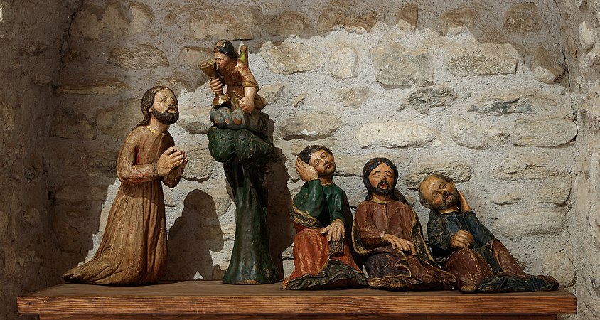 图为橄榄山上的耶稣和睡着的门徒（15世纪），摄于法国东比利牛斯省科达莱特的圣米歇尔山隐修院。今天是西方基督教的神圣星期四。