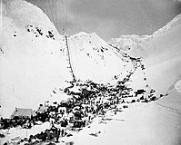 Prospectors and their supplies at The Chilkoot Pass. In front: The Scales. Left: Golden Steps, right: Pederson Pass. March–April 1898