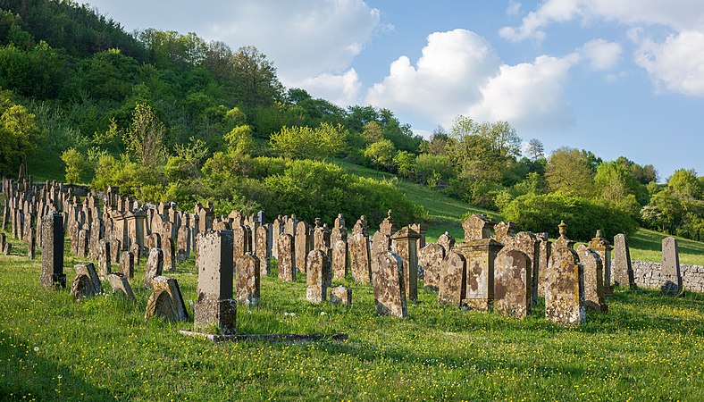图为旧犹太人坟场的风景，摄于德国德尔茨巴赫霍黑巴赫附近。