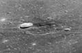 丰富海中梅西耶陨石坑附近的月丘斜视图，注意暗'晕'沉积物，图中左边的陨坑无关（形成于月丘之后）。