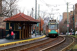 绿线C支线列车位于柯立芝角站（2017年2月）