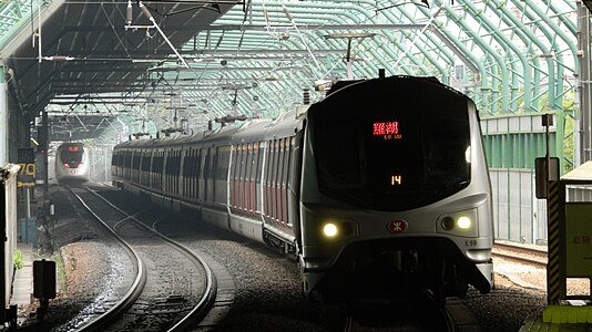 重型铁路列车使用车头LED电子线路牌的一个例子：行走于港铁东铁线的中期翻新列车（MLR），显示开往主线终点罗湖；左侧远处的是同样拥有车头线路牌的近畿川崎列车（SP1900）