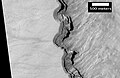 阿西莫夫撞击坑西坡地层特写。阴影表现突出部分。一些地层很耐侵蚀所以一直保存下来。