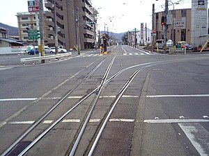 電車站對出分支點，左邊直行前往赤岩口停留場，右邊彎位是前往運動公園前停留場（2010年1月）
