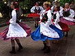 穿着民族服饰在节庆中翩翩起舞的女孩（波兰）
